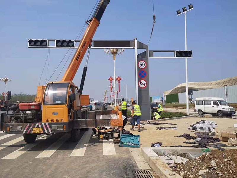 ɽ����̨�к��̵ư�װ